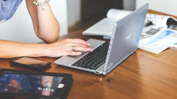 This image has an empty alt attribute; its file name is woman-hand-smartphone-laptop-1024x683.webp